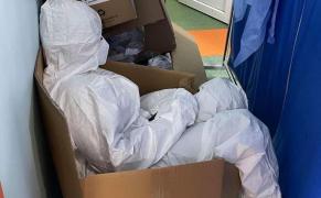 Imaginea durerii: O asistentă de la Spitalul Pantelimon, surprinsă dormind într-o cutie pentru că toate paturile sunt ocupate