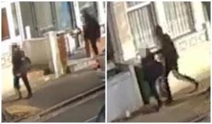 O femeie merge pe trotuar, în plină zi, când din spatele său se apropie un bărbat care o doboară la pământ și o jefuiește