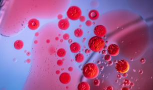 O nouă mutație a coronavirusului, derivată din Delta, se răspândește rapid în UK. Este responsabilă pentru 10% din cazurile actuale