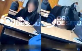 O adolescentă din Mediaş, surprinsă în timp ce trăgea pe nas o liniuţă cu un praf alb chiar în timpul orei. Tânăra a fost mutată disciplinar