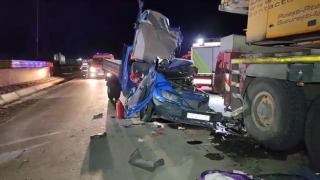 Imagini de coșmar pe un drum din Iași, după ce un șofer s-a înfipt cu autoutilitara într-o macara