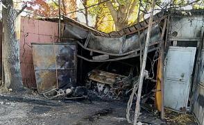 După lichidarea incendiului, în partea din spate a maşinii a fost descoperit trupul unui bărbat de 56 de ani