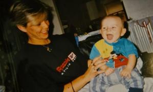 Paula, fotografiată alături de unul din cei 11 copii ai săi, Steven