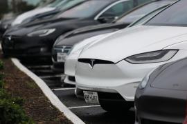 Tesla a depăşit luni o capitalizare de 1.000 de miliarde de dolari, după o comandă record de 100.000 de automobile