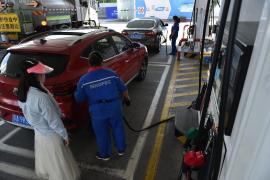 Criză energetică mondială devine și mai gravă. China a rămas și fără motorină. Șoferii așteaptă zile întregi pentru a alimenta cu rația