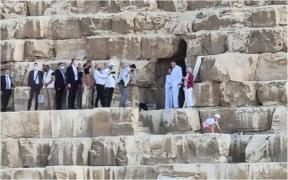 Primele imagini cu Klaus Iohannis și soția sa, în vizită la piramide în Egipt