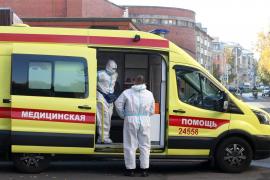 Echipajul unei ambulanțe în echipament de protecție, la Spitalul municipal Pokrovskaya.