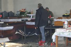 Imaginea durerii: Capela unui cimitir din Iaşi, neîncăpătoare din cauza zecilor de sicrie depuse doar într-o singură zi