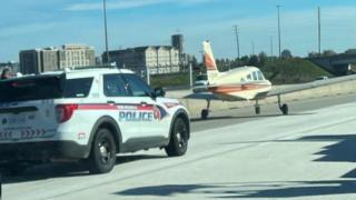 Aterizare mai puțin obișnuită pe o autostradă din Canada. Șoferii s-au trezit în față cu un avion de mici dimeniuni