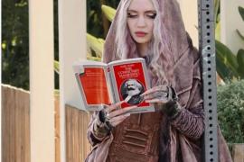 Grimes, fosta iubită a miliardarului Elon Musk, citind Manifestul Partidului Comunist, de Karl Marx