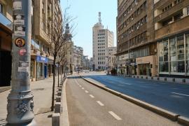 Calea Victoriei din Bucureşti, pustie într-o zi de vineri, în timpul pandemiei de COVID-19 (aprilie 2020)