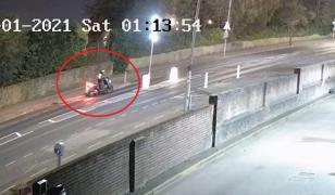 Un motociclist și-a înscenat propriul accident, ca să-și bată joc de polițiști, paramedici și pompieri. A fost filmat de camere, pe un drum din Anglia