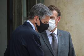 Preşedintele Franţei, Emmanuel Macron, alături de oficialul SUA Antony Blinken, în faţa Palatului Elysee