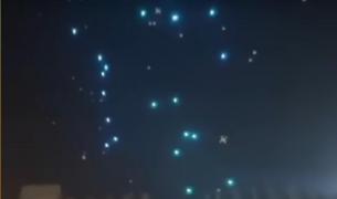 Momente de panică la deschiderea unui mall din China. Zeci de drone au început să cadă din cer, peste oameni - VIDEO