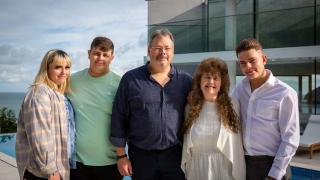 O familie cu 5 copii a devenit, peste noapte, milionară. Au câştigat o casă de lux, la o tombolă caritabilă