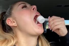 Provocarea "dry scooping": utilizatorii TikTok încearcă să înghită pudră proteică fără să o dizolve în lichid în prealabil
