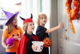 O tânără a ajuns la poliţie, după ce a agresat trei copii care i-au bătut la uşă costumaţi de Halloween, în Elveţia. Femeia nu ştia nimic de sărbătoare