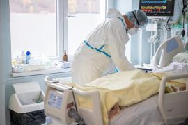 O fată de 19 ani din București, cu comorbidități și vaccinată cu schema incompletă, a murit de Covid