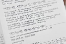 O asistentă medicală din Gorj care elibera certificate de vaccinare false a fost reținută. Cerea în jur de 2000 de lei pentru un certificat