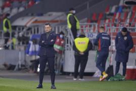 Mirel Rădoi privește îngândurat spre elevii săi