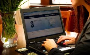 Şi-a dat fostul iubit în judecată pentru că voia şterse de pe Facebook pozele cu ei doi. Decizia instanţei a surprins-o pe o tânără din Sibiu