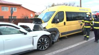 Un stomatolog celebru a intrat cu bolidul de lux într-un microbuz cu copii: Mi-a arătat Waze să fac dreapta, maşina a luat-o în stânga