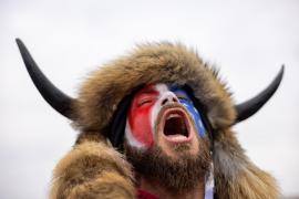 ”Şamanul QAnon”, devenit cunoscut la revolta de la Capitoliul SUA