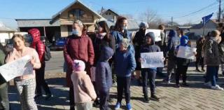 Anchetă la Suceava. Un primar penelist anti-vaccin ar fi adus elevi la un protest față de vaccinare pe o distanţă de 10 kilometri