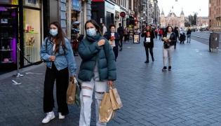 33,50 euro, prețul infectării cu Covid, în Olanda. Tinerii sunt ofertați să se îmbolnăvească voit, ca să obțină certificatul verde