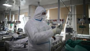 Covid-19 a ucis peste cinci milioane de oameni în lume. România, a treia în Europa, după Rusia şi Ucraina