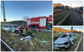 Mașină lovită de tren, lângă Gura Humorului. O femeie a fost proiectată prin parbriz, alta a rămas încarcerată