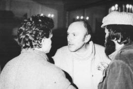 Claudiu Iordache în Balconul Operei din Timișoara, în noaptea de 20 decembrie 1989, lângă camarazii lui pictorul Mihai Teodor Olteanu și Ioan Chiș