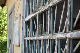 De nervi că nu avea cheile la el, un bărbat din Tulcea a spart geamurile de la intrarea în bloc