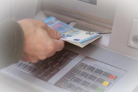 Bărbatul care a luat 6.000 de euro dintr-un bancomat din Timişoara a fost găsit de poliţişti. A returnat întreaga sumă