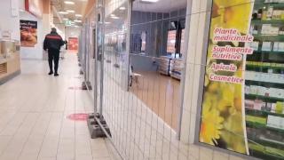 Ce s-a întâmplat cu gardurile montate în unele supermarketuri pentru a-i separa pe vaccinați de nevaccinați