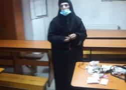 O "măicuţă suspectă" cerea bani oamenilor pe stradă, în Râmnicu Vâlcea. Poliţia a descoperit că era de fapt un bărbat deghizat - GALERIE FOTO