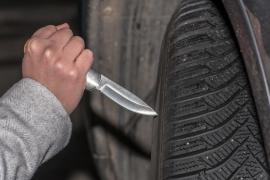 "Deranjat de zgomot", un român a tăiat cauciucurile a 91 de mașini parcate pe opt străzi, într-un cartier din Linz, Austria