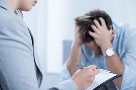 bărbat în timpul unui consult psihiatric