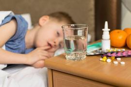 "Zeci de copii mici au murit în SUA". Avertisment pentru părinții care le dau copiilor mici după ureche medicamente pentru răceală