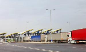 Coloane mari de camioane la frontiera cu Ungaria și Bulgaria. Șoferii de TIR așteaptă cu orele să treacă granița