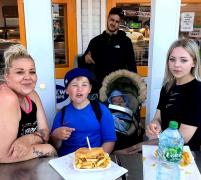 Mamă a 3 copii, amendată de şcoala unde învaţă fiul său pentru că l-a ţinut acasă, suspect de COVID