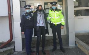 A fost prinsă tânăra care a fugit de sub escortă, în drum spre arest. Polițiștii au găsit-o în spatele unui bloc din Bacău