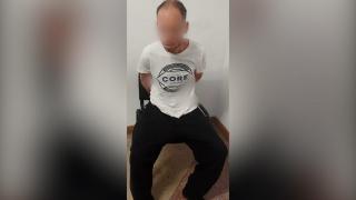 Un tată și-ar fi înjunghiat fetițele gemene și soția, într-un apartament din Roman. Unul dintre copii a murit