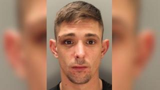 Un tânăr a început să se tăvălească pe jos de râs, după ce a lovit o femeie însărcinată cu picioarele în burtă, în UK: "Nu meriţi un copil!"