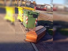 Un sicriu gol a fost abandonat lângă coșurile de gunoi, în Italia. Fotografia a devenit virală pe Internet