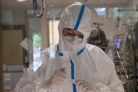 Un angajat medical cu costum de protecţie într-o unitate de Terapie Intensivă