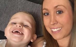 O mamă a doi copii, care credea că suferă de arsuri la stomac, a aflat că are de fapt cancer