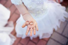 Poliţiştii au luat-o pe fată direct de la nuntă