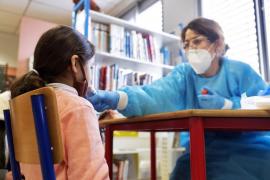 Elevii primesc două milioane de testele de salivă. Raed Arafat reclama că unii furnizori nu au respectat contractele