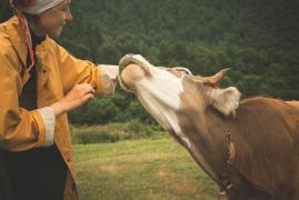 Femeia spune că are grijă de animal ca de propriul soţ